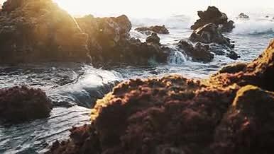 4k实拍汹涌的海浪视频的预览图